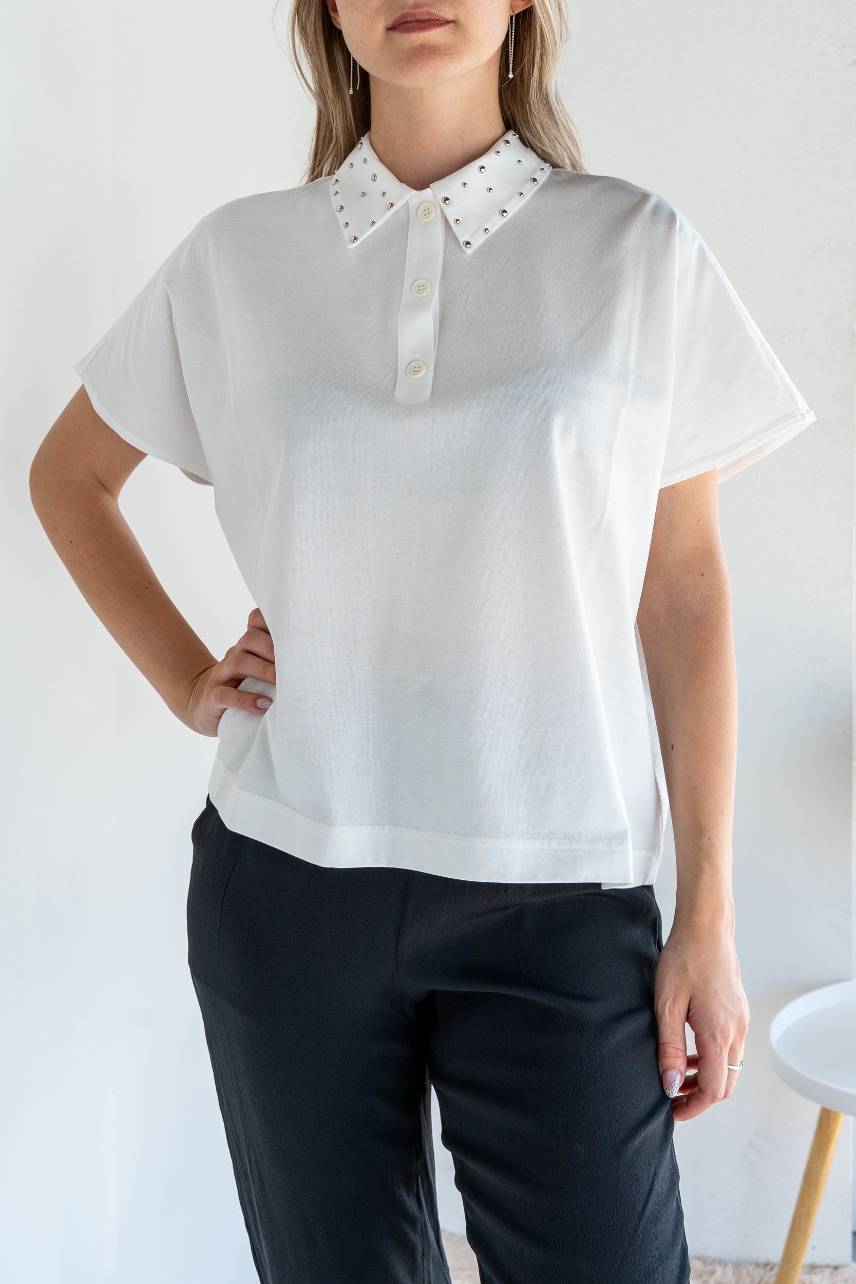 T-shirt con applicazioni sul colletto