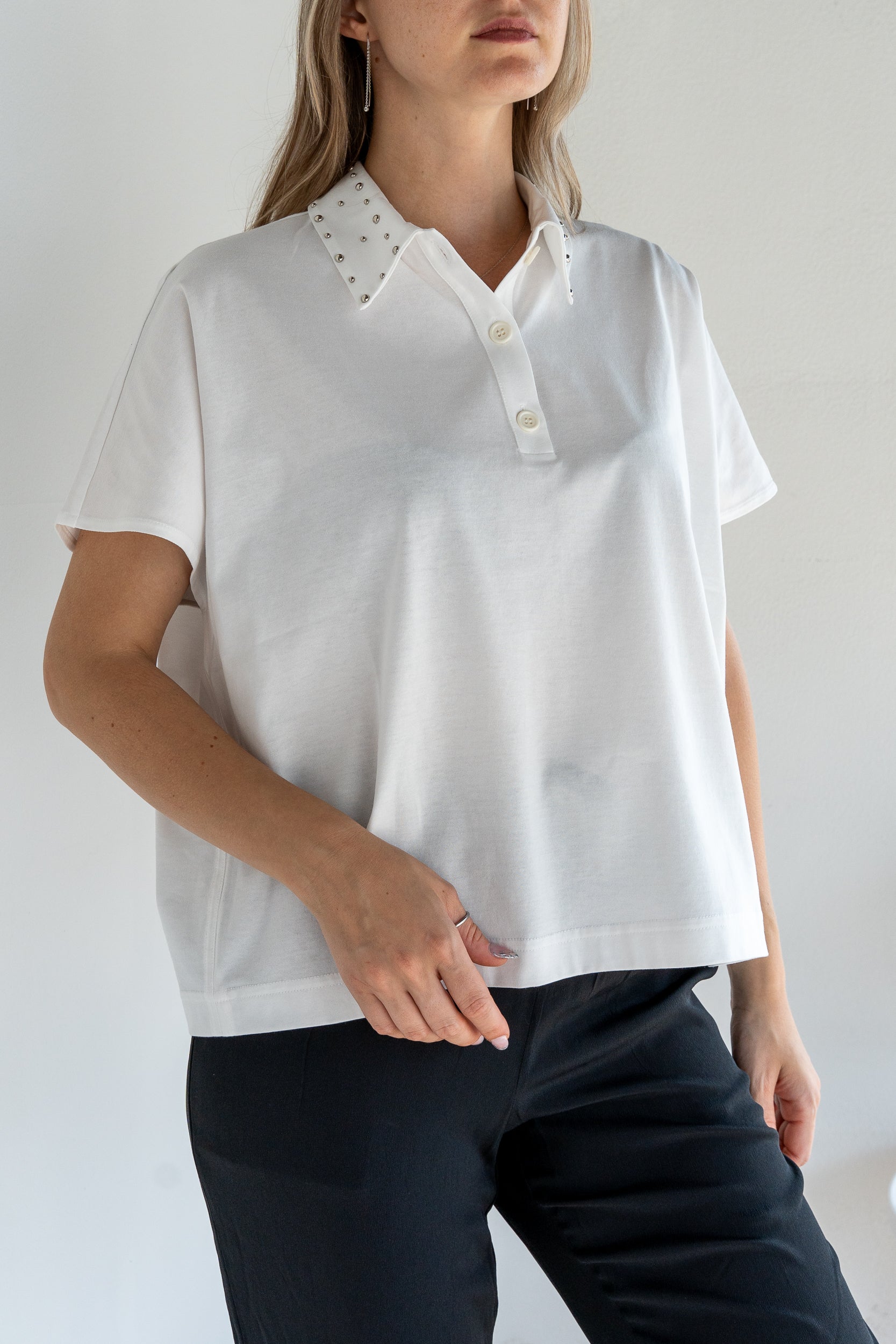 T-shirt con applicazioni sul colletto