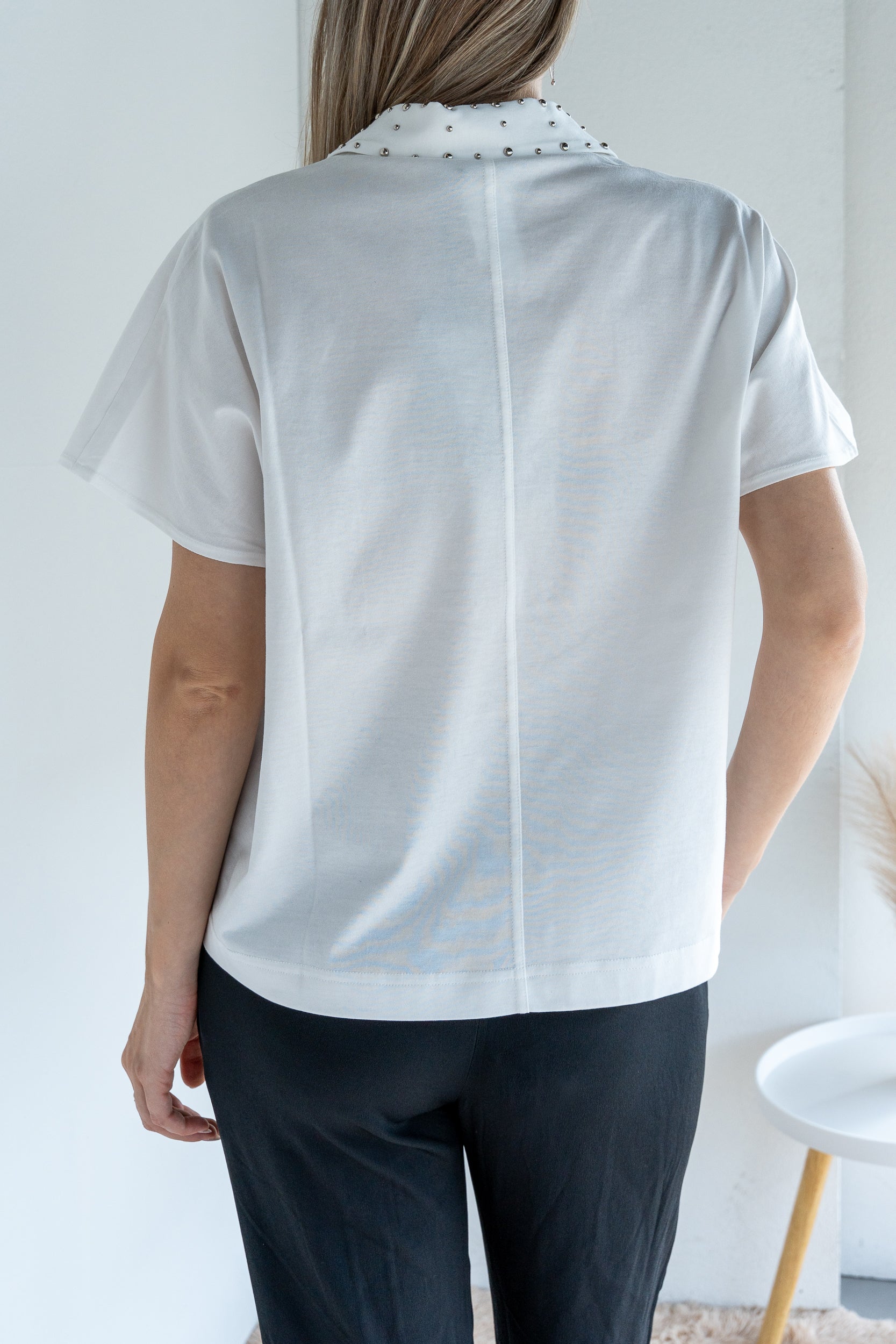 T-shirt con applicazioni sul colletto