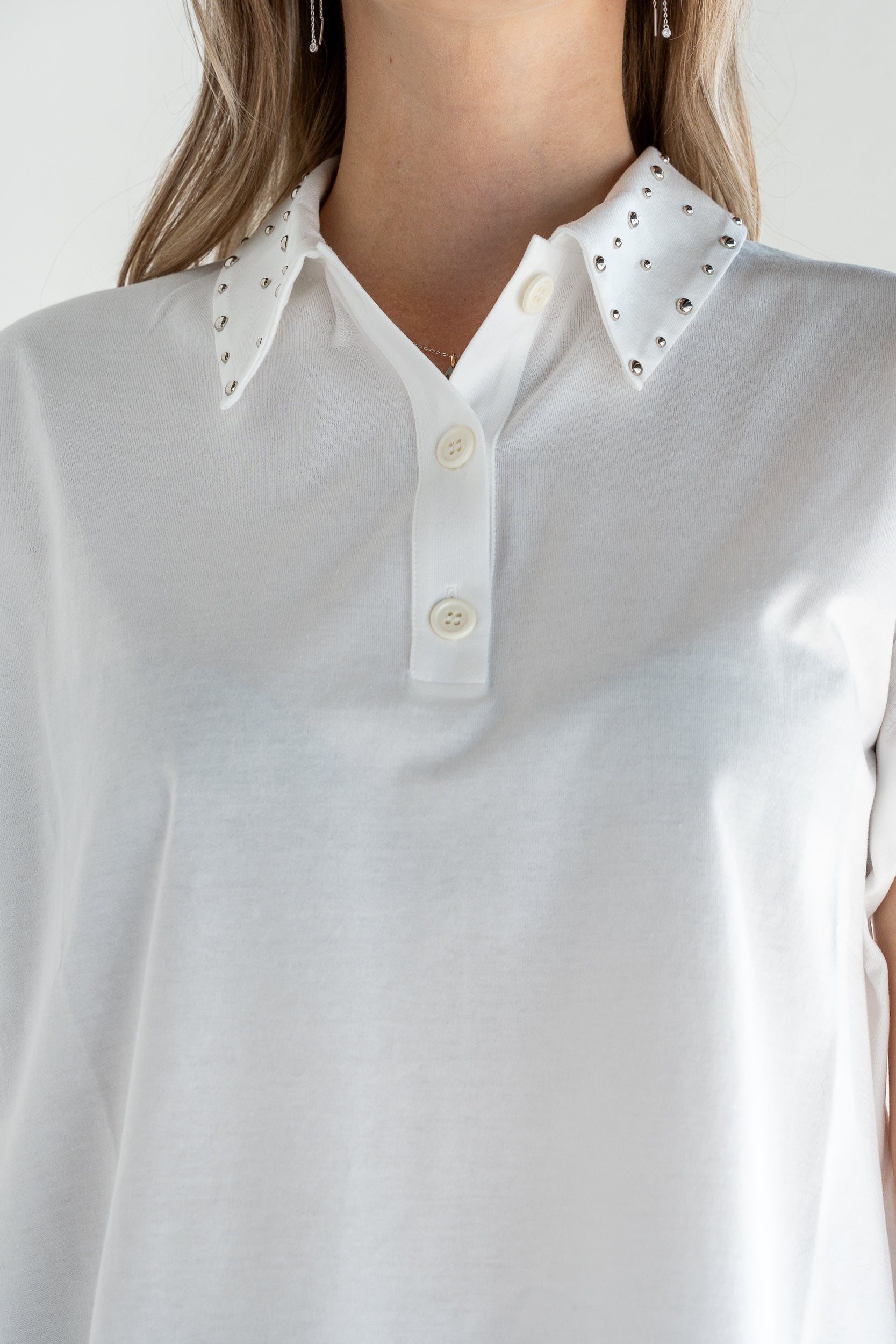 T-shirt con applicazioni sul colletto