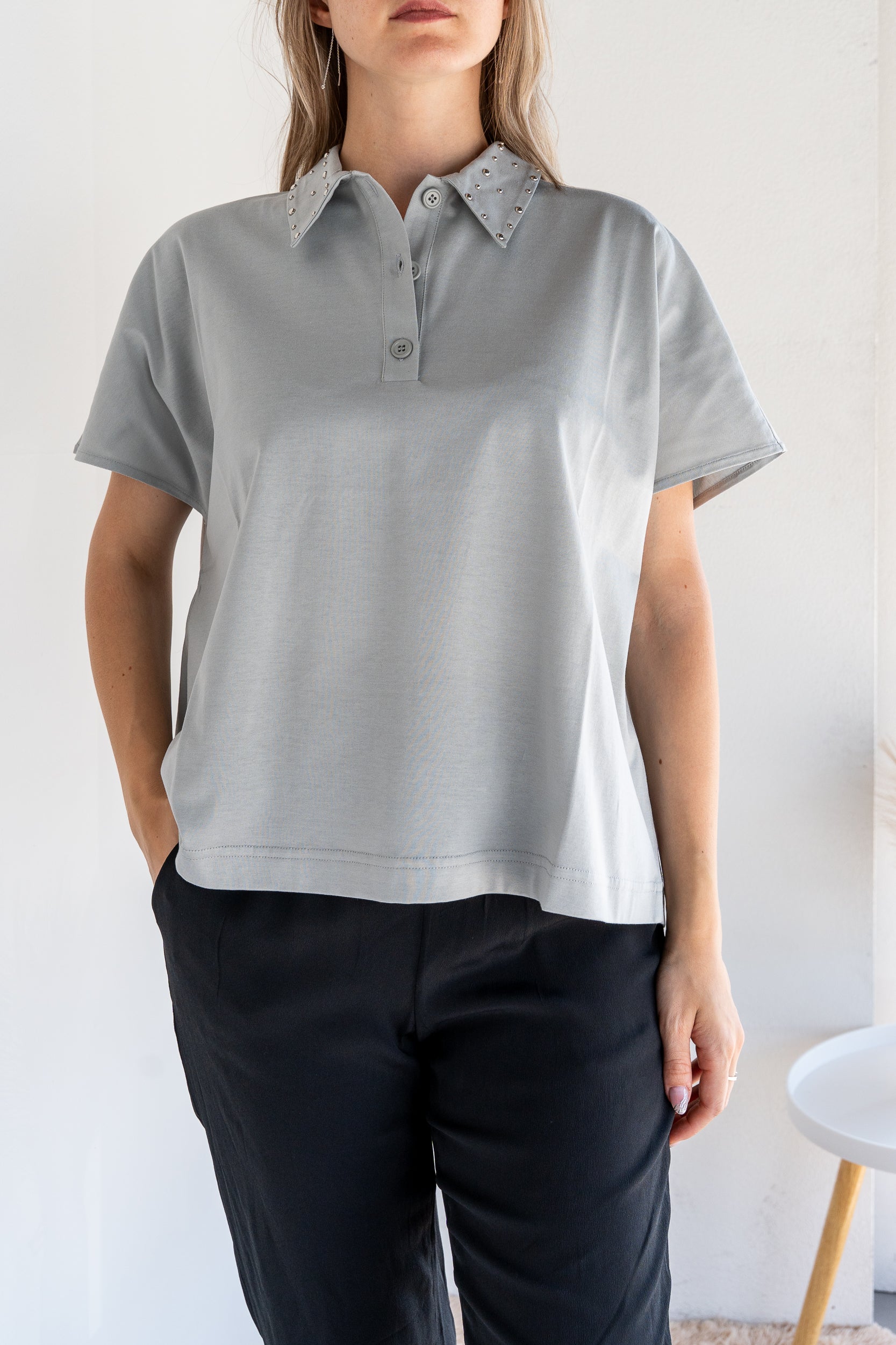 T-shirt con applicazioni sul colletto