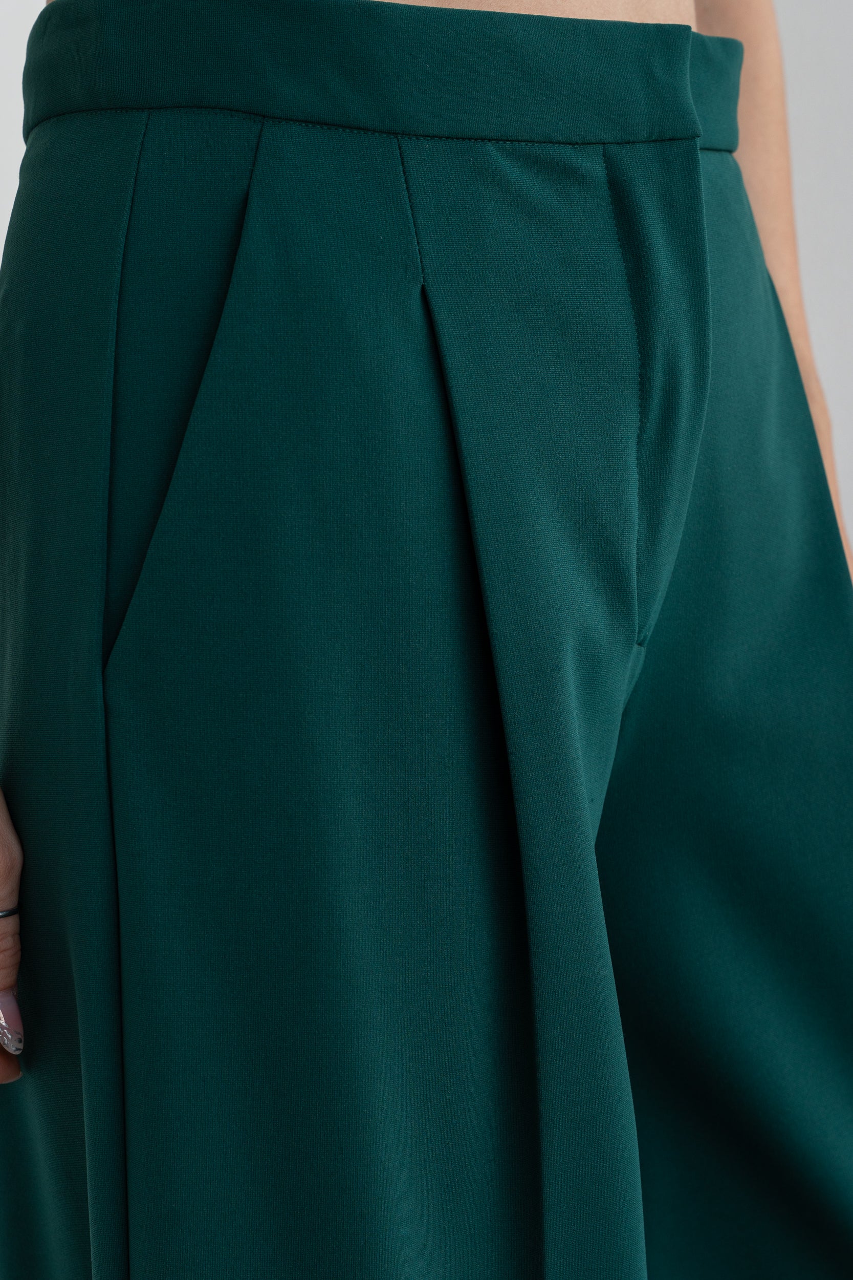 Trousers with pleats