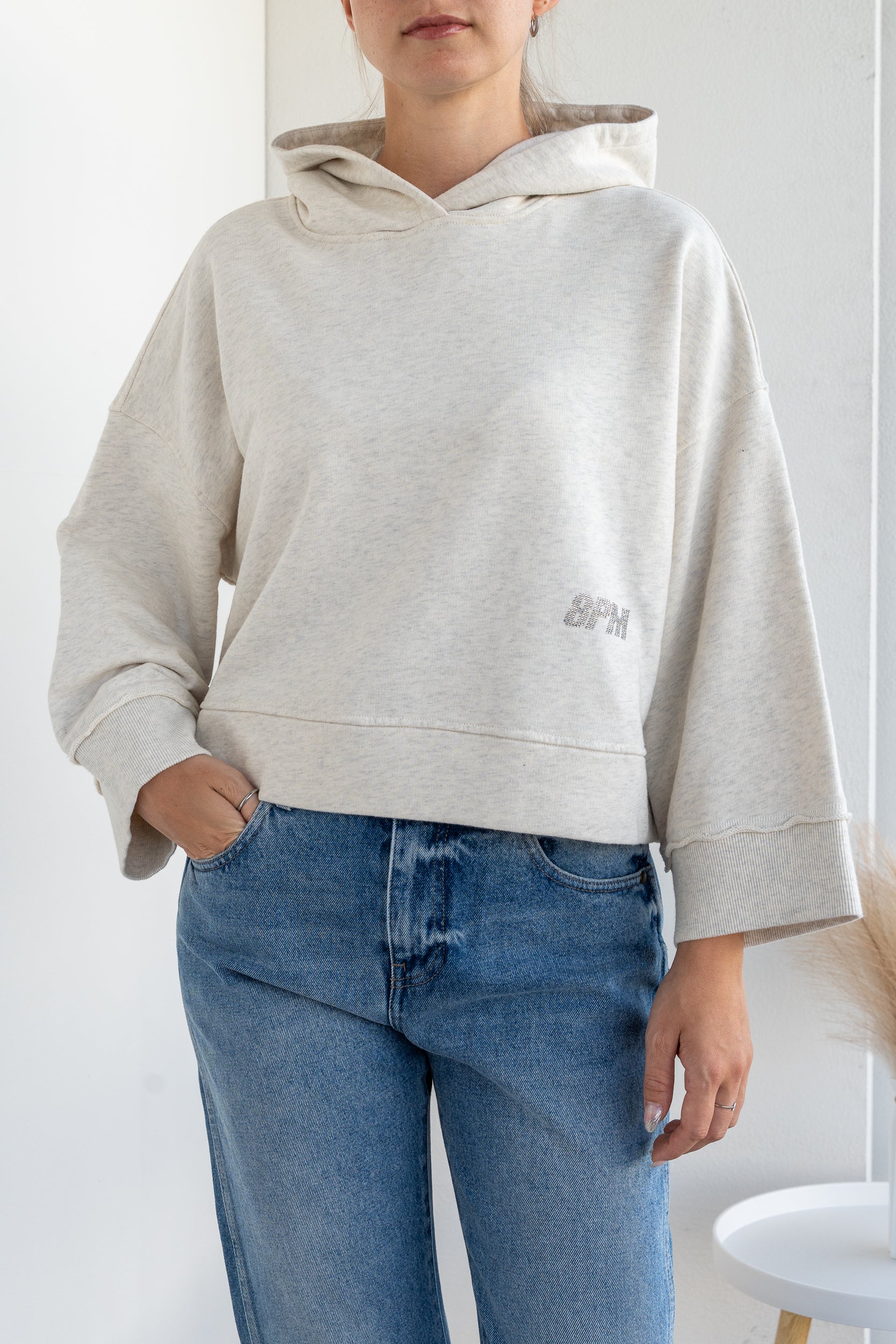 Wide-sleeved sweatshirt