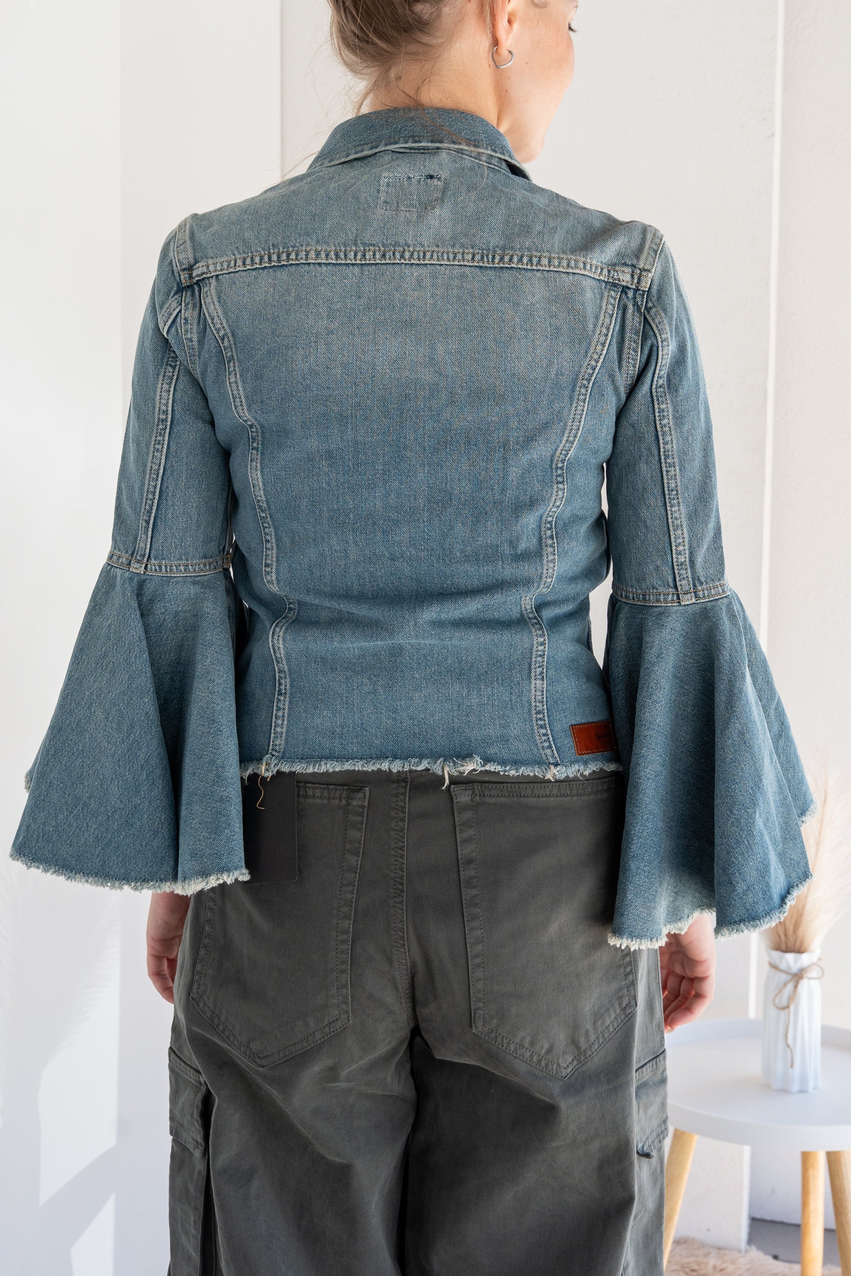 Jacket with wide sleeves