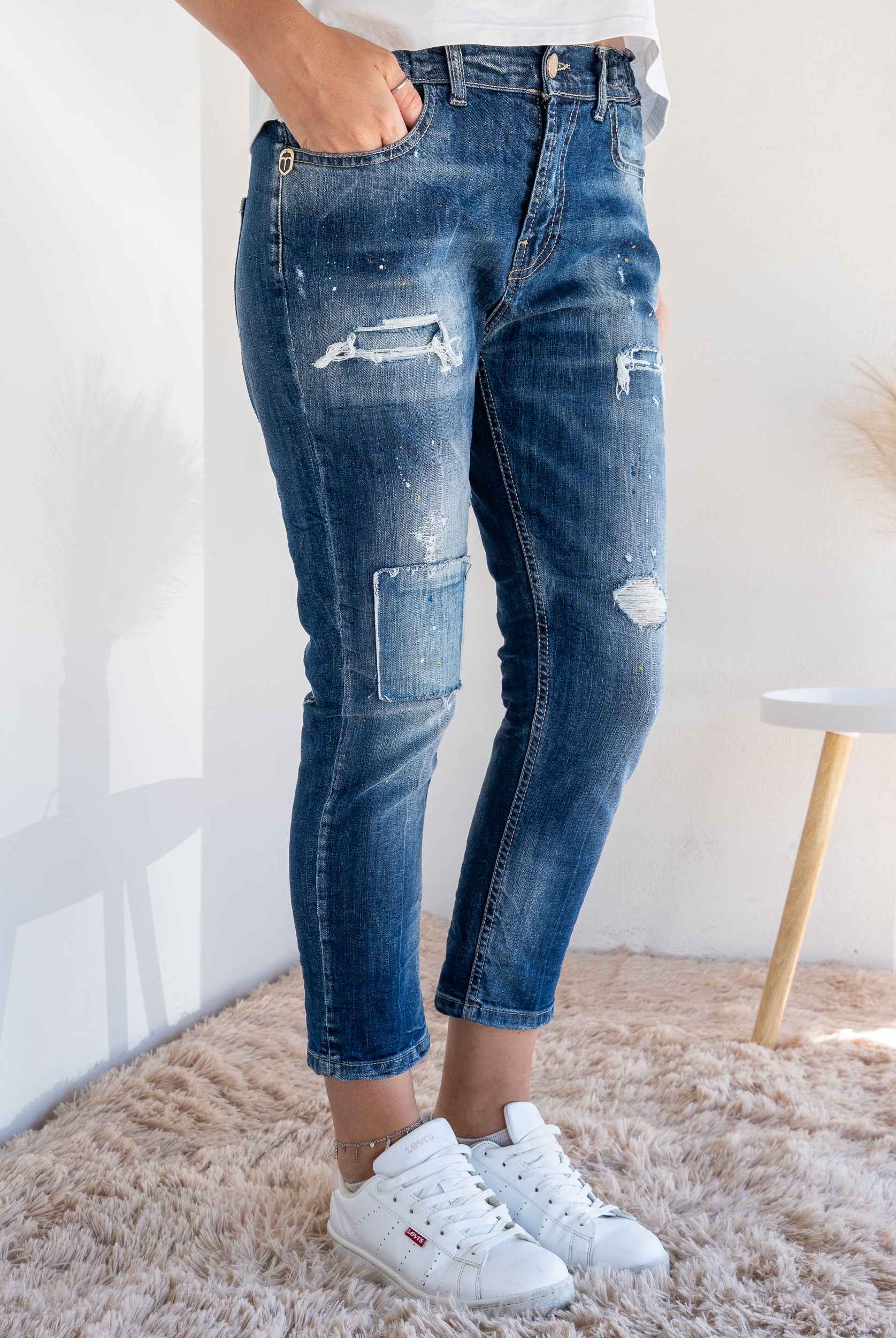 Jeans con fondo stretto