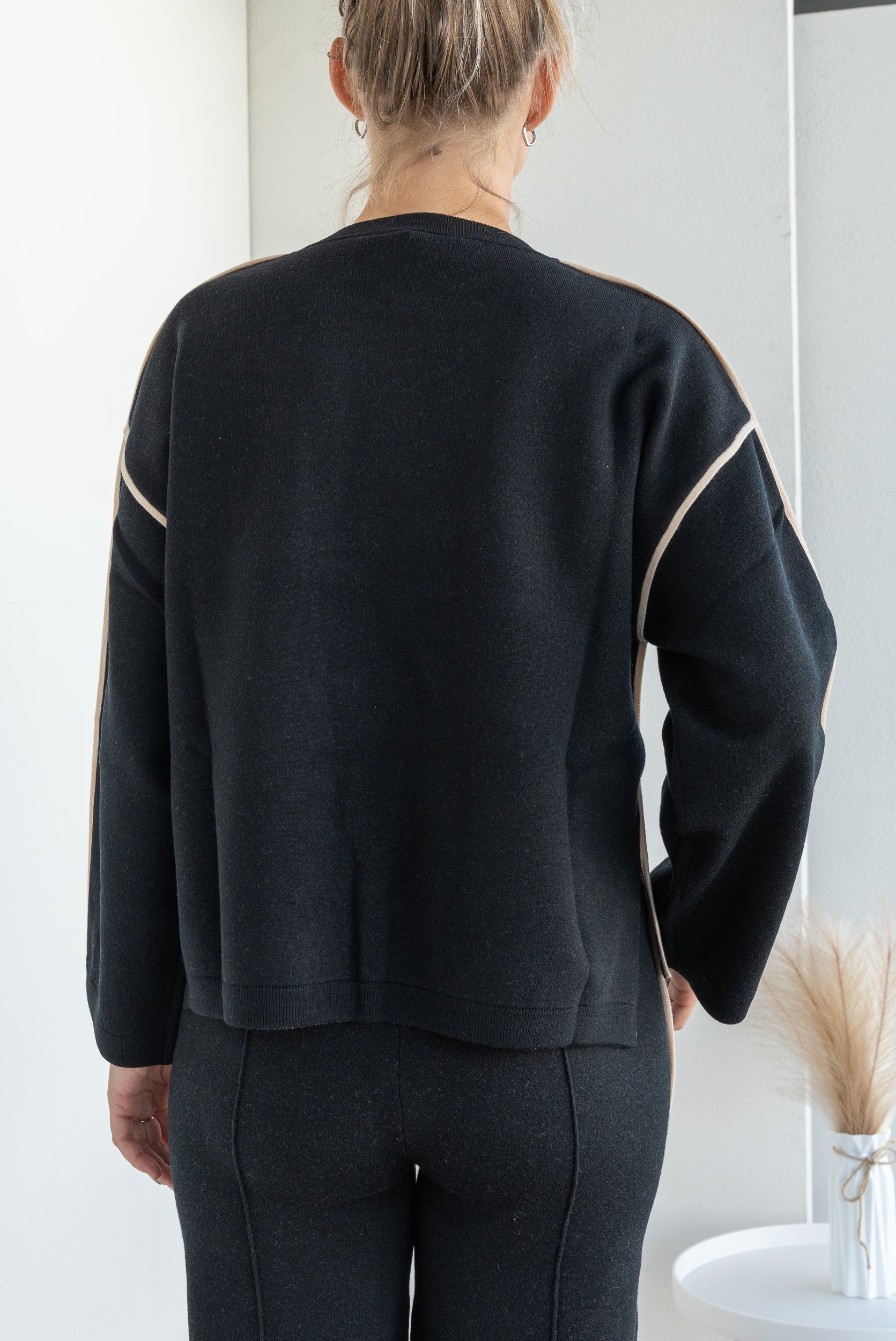 Sweater with contrasting edges