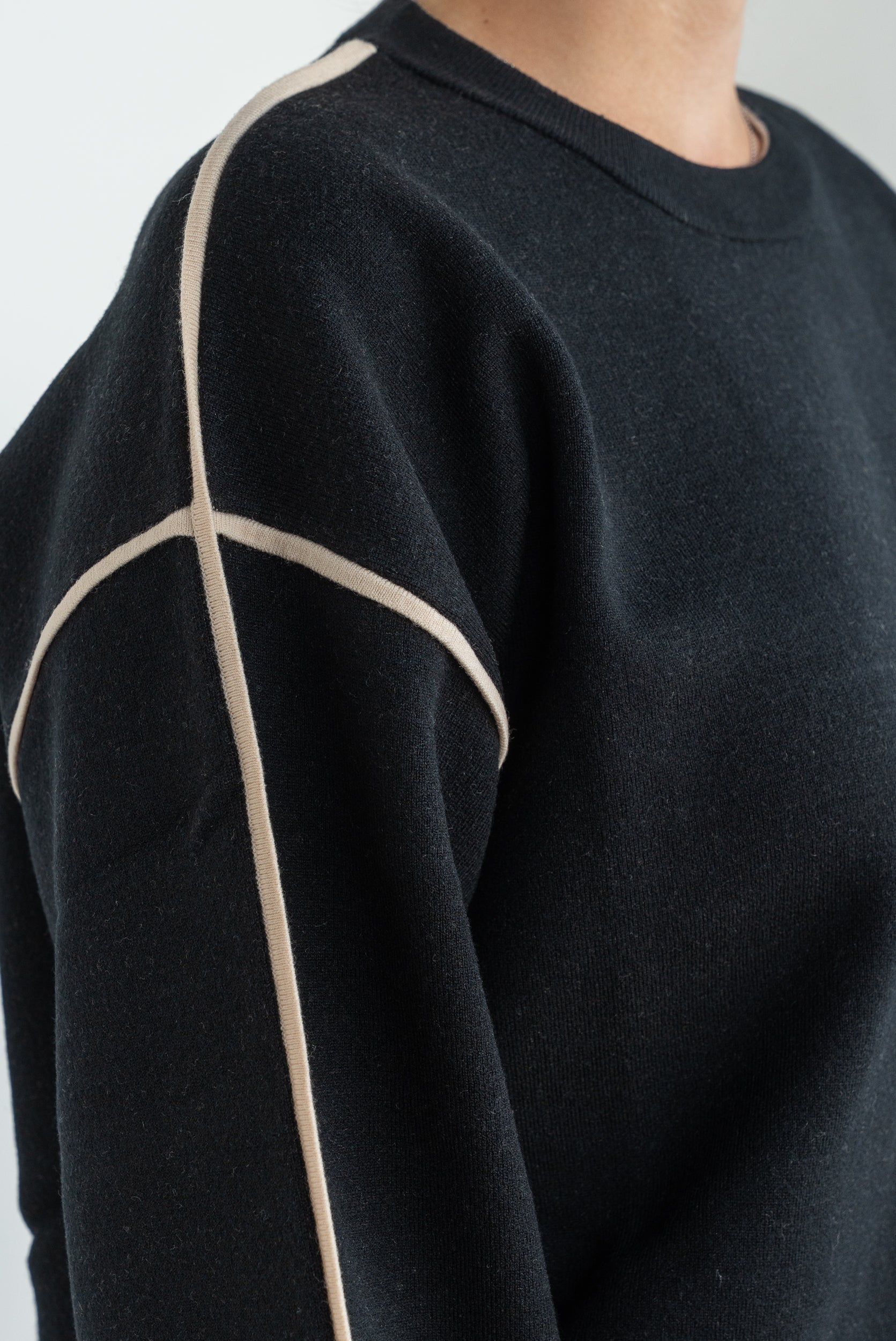 Sweater with contrasting edges