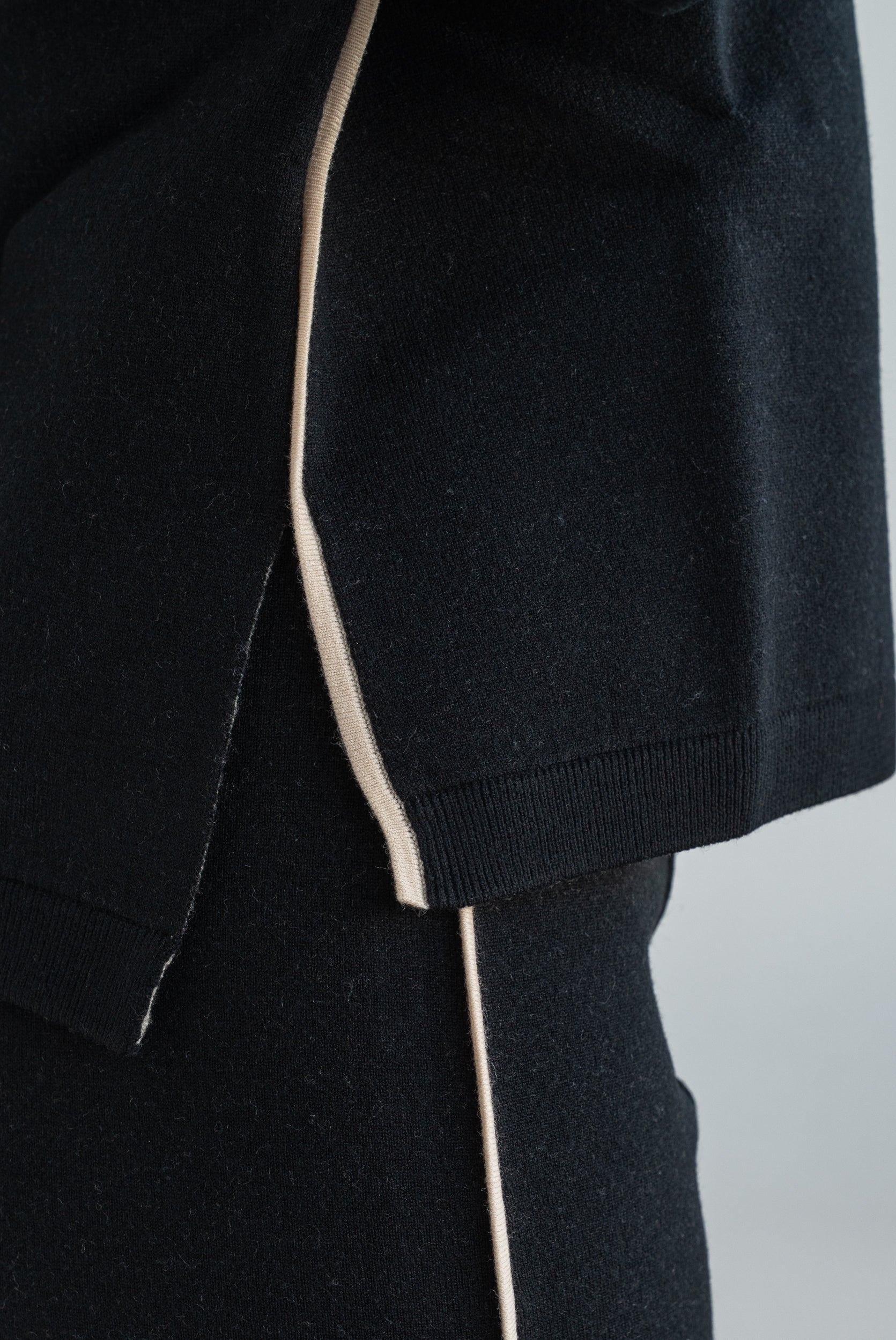 Sweater with contrasting edges