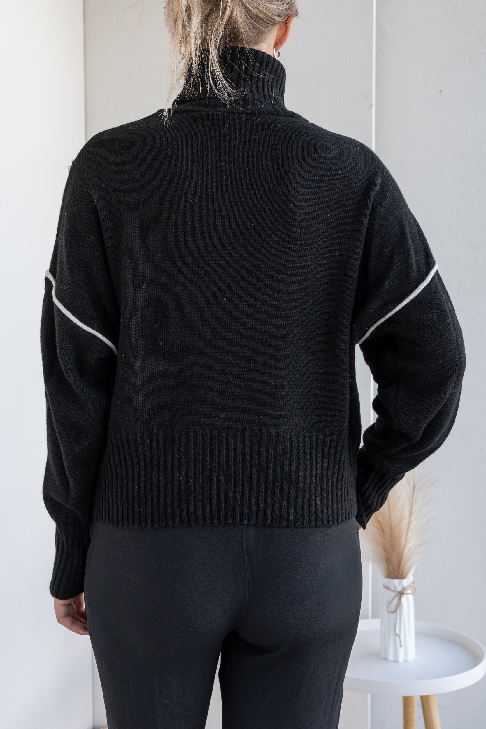 Sweater with contrasting lines