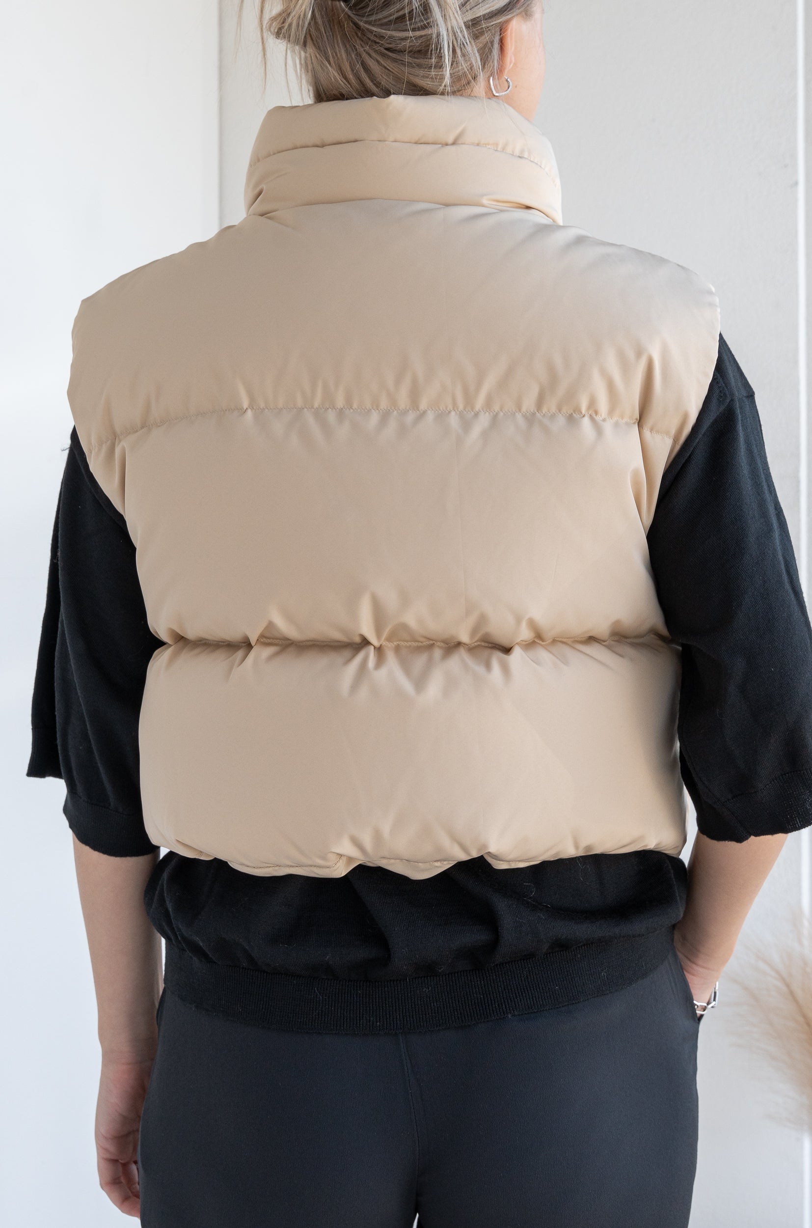 Sleeveless down jacket