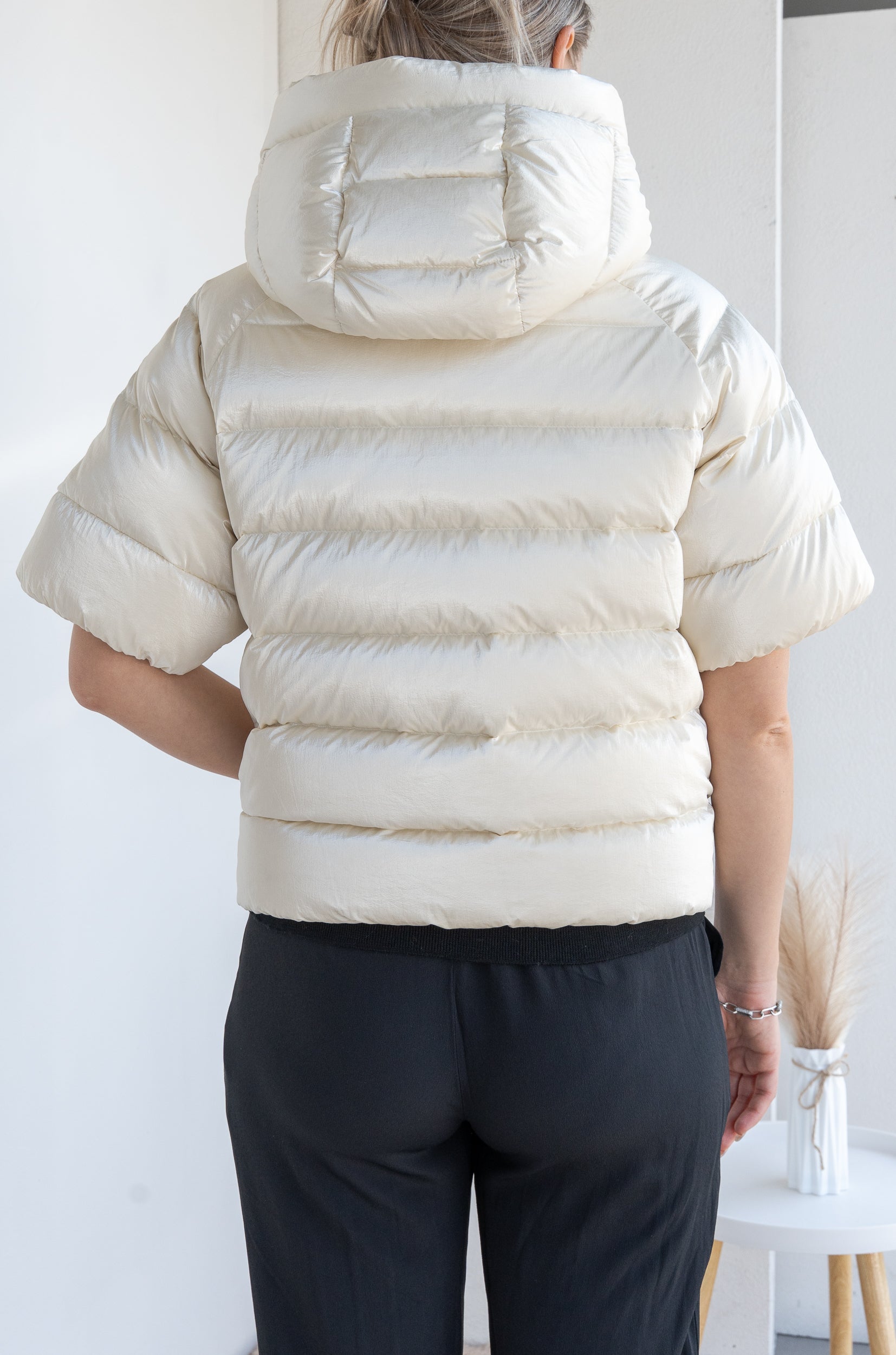 Half-sleeved down jacket