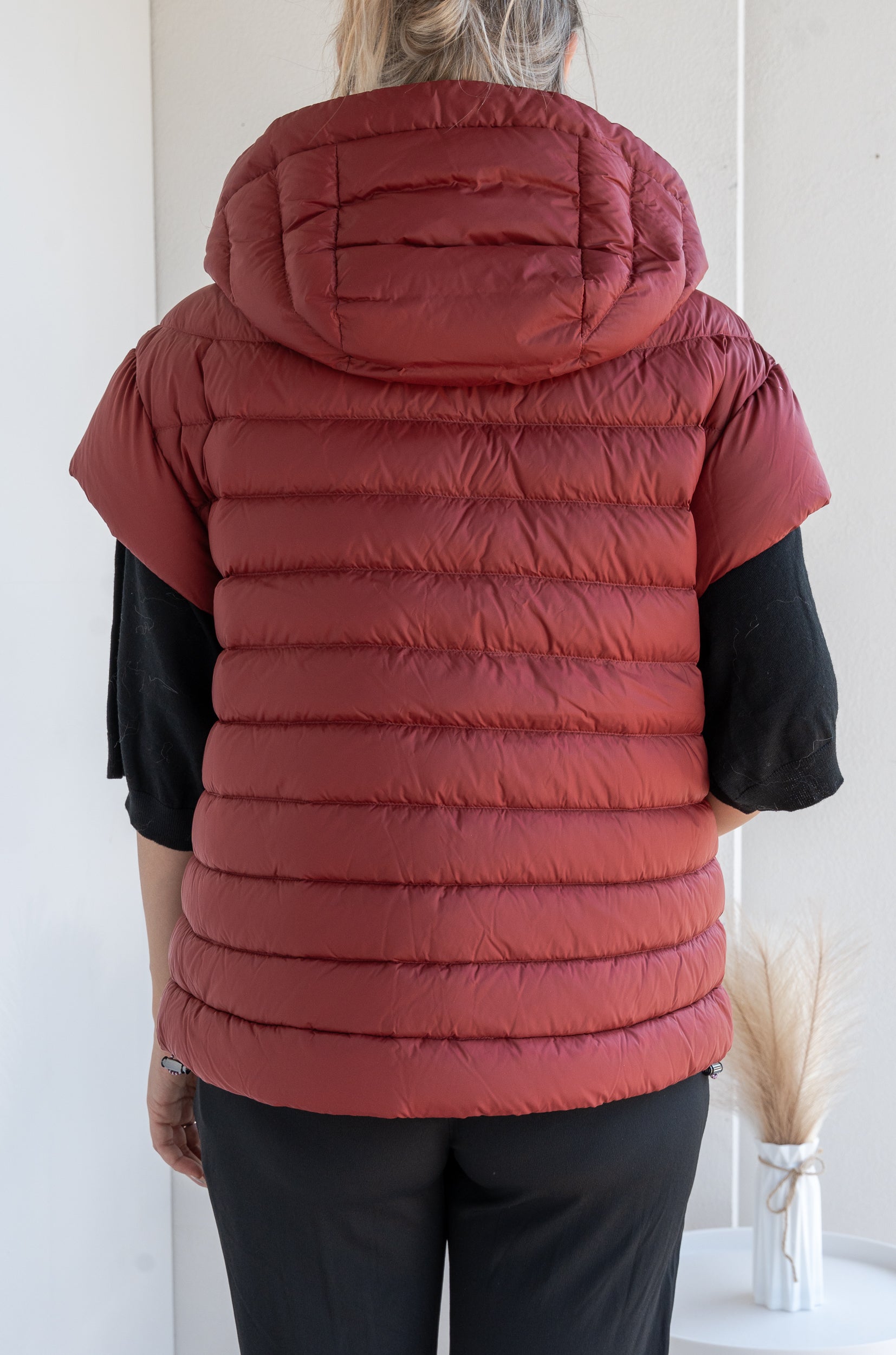 Short-sleeved down jacket