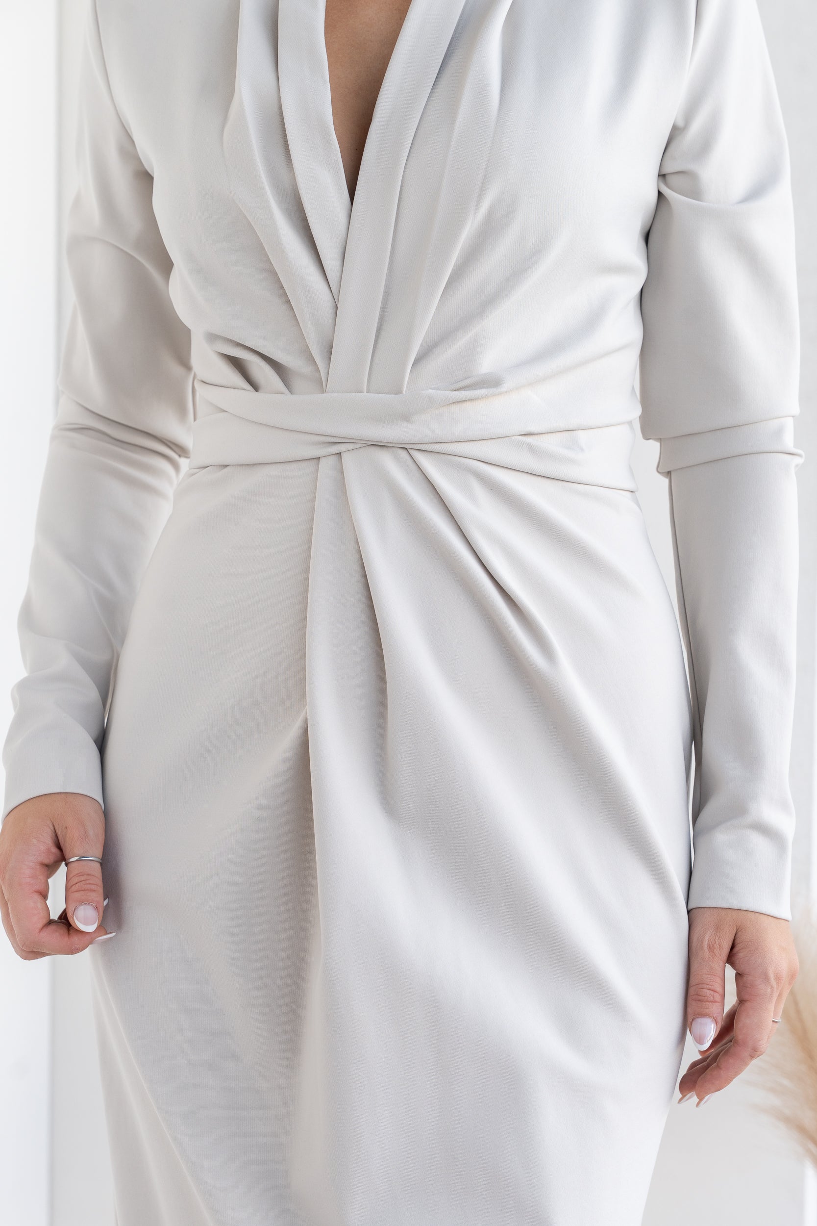 Longuette dress with drapes