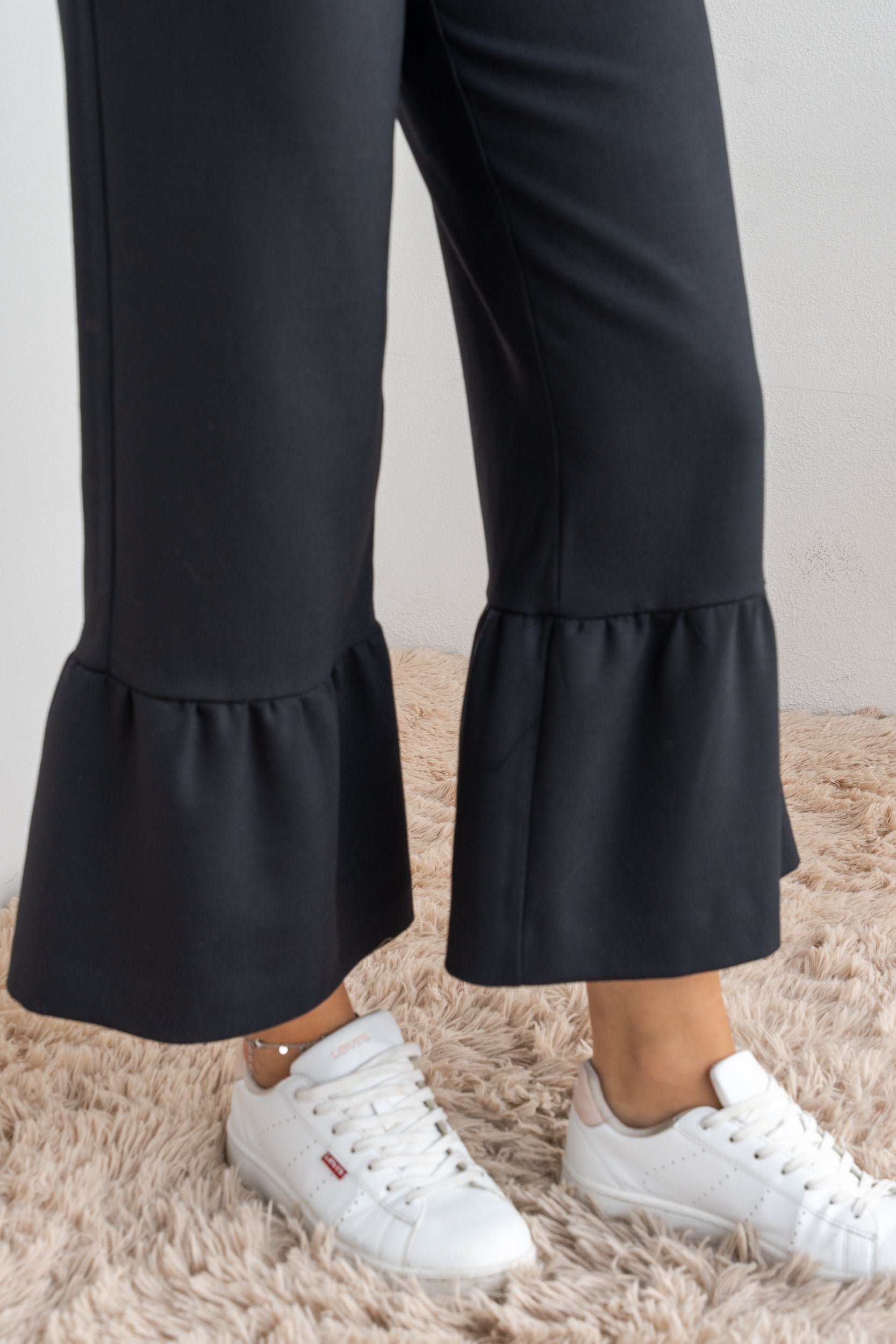 Pantalone con fondo a balza