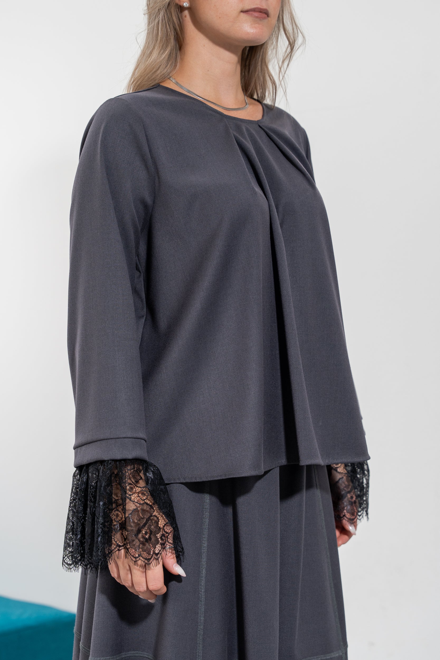 Maglia con pizzo sul polsino
