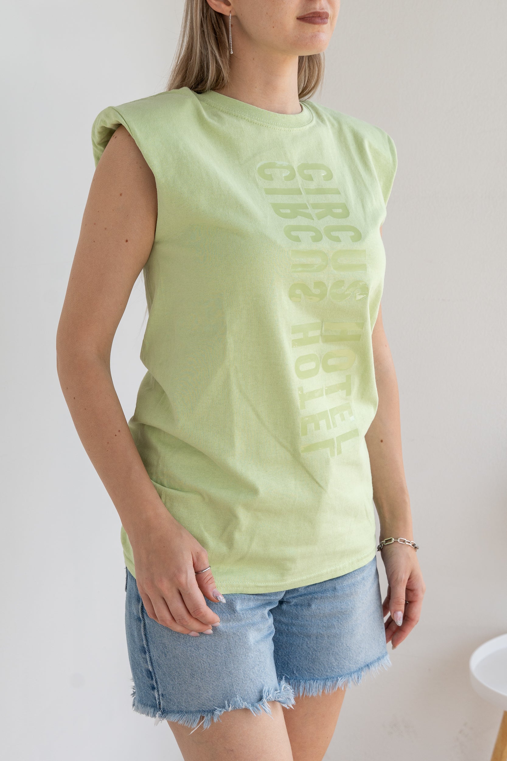 T-shirt con spalline