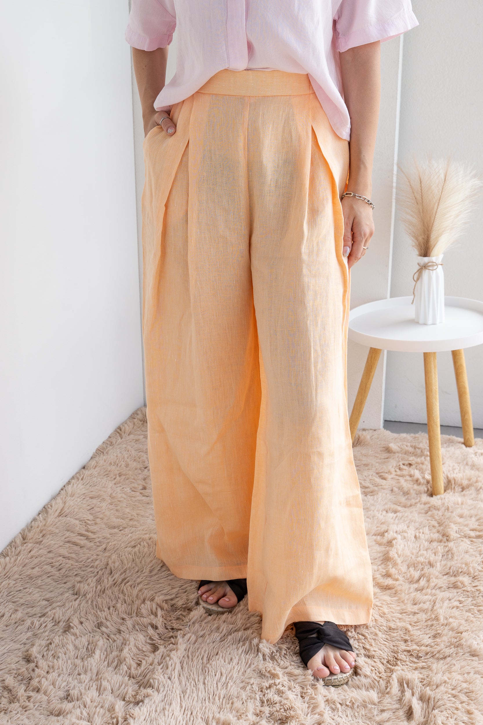 Wide trousers with pleats