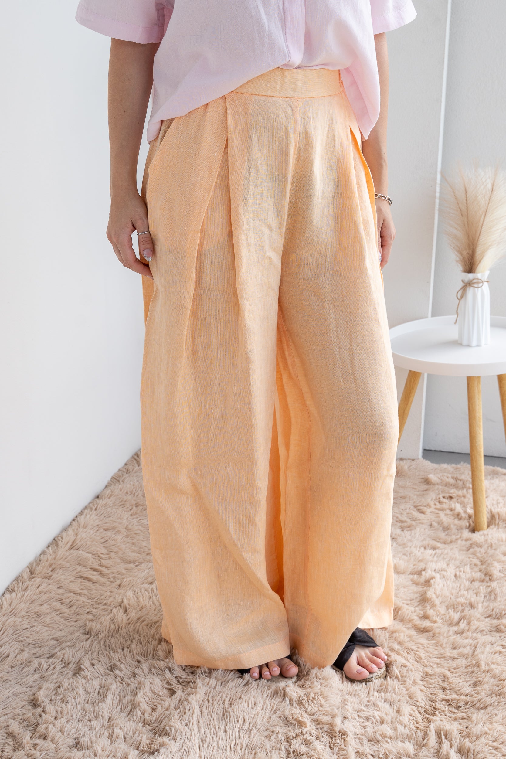 Wide trousers with pleats