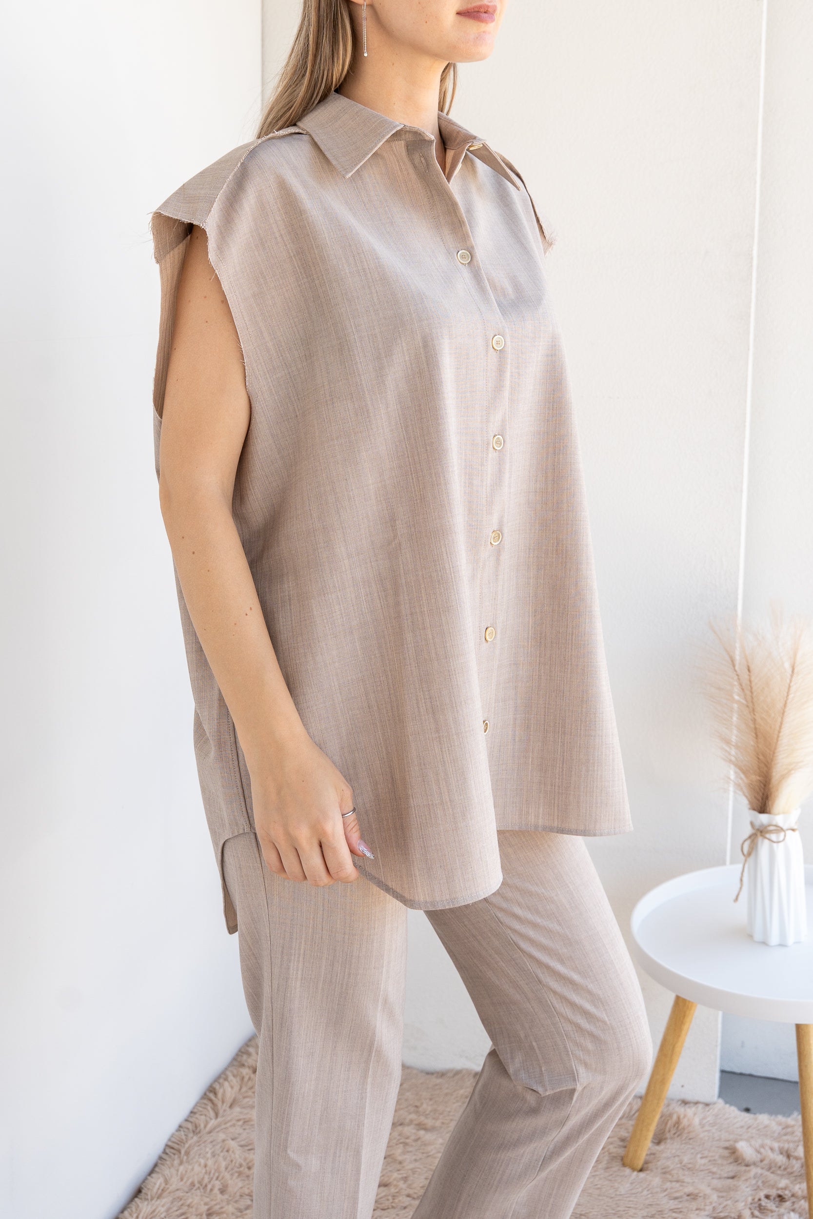 Sleeveless shirt