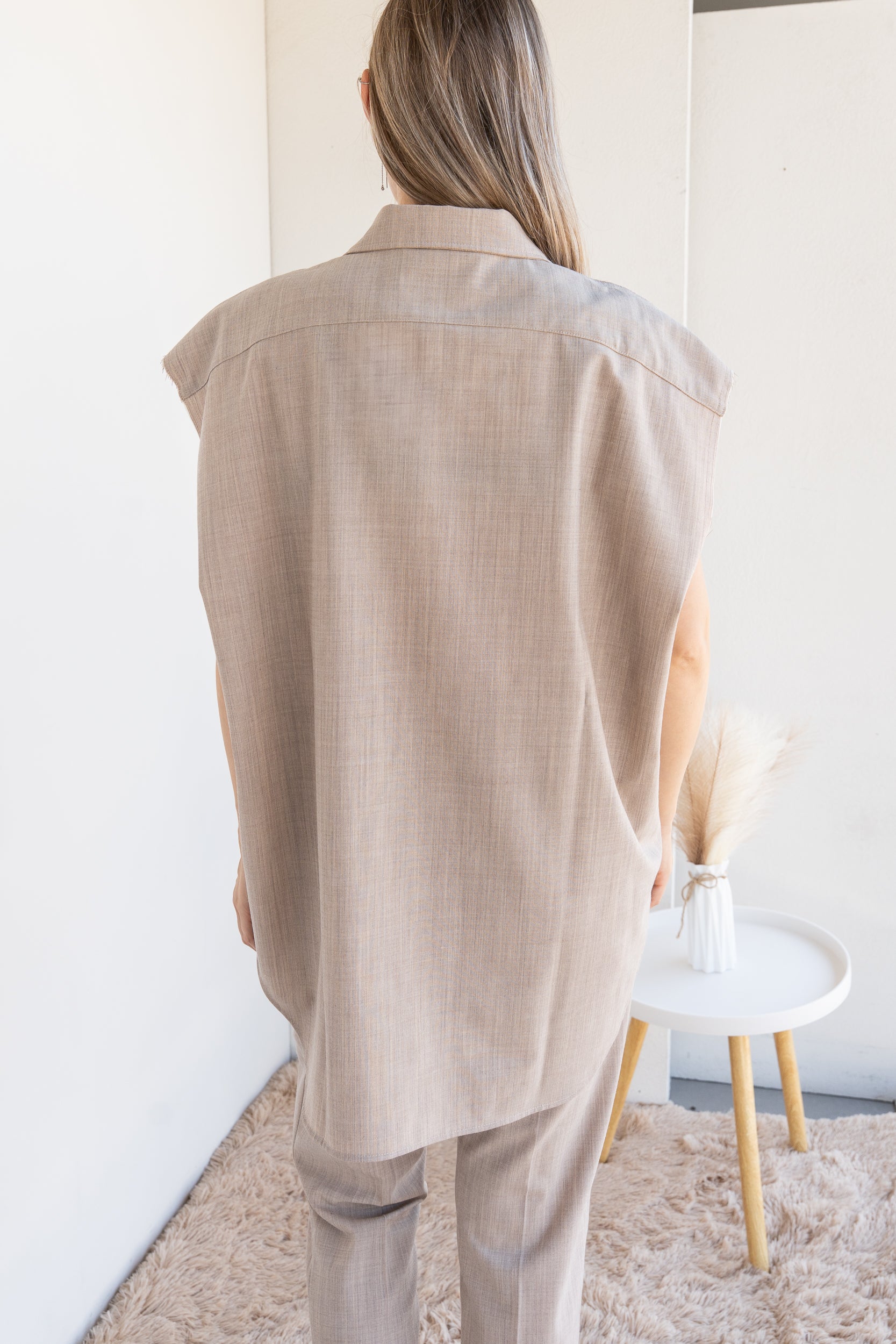 Sleeveless shirt