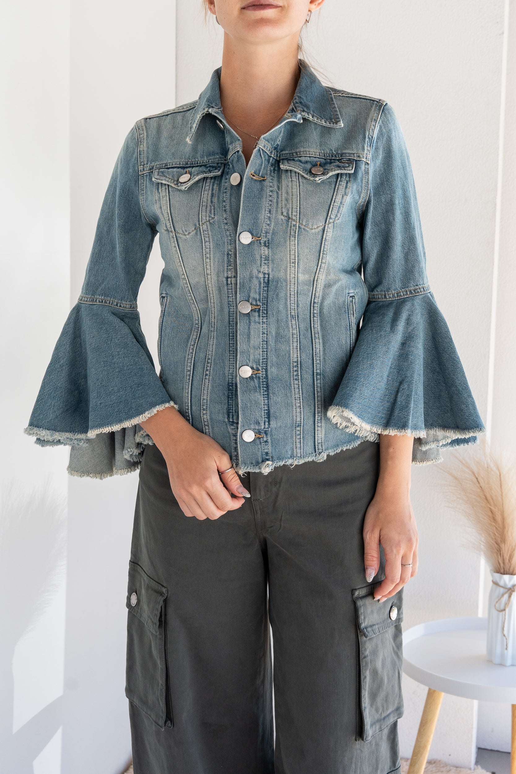 Jacket with wide sleeves