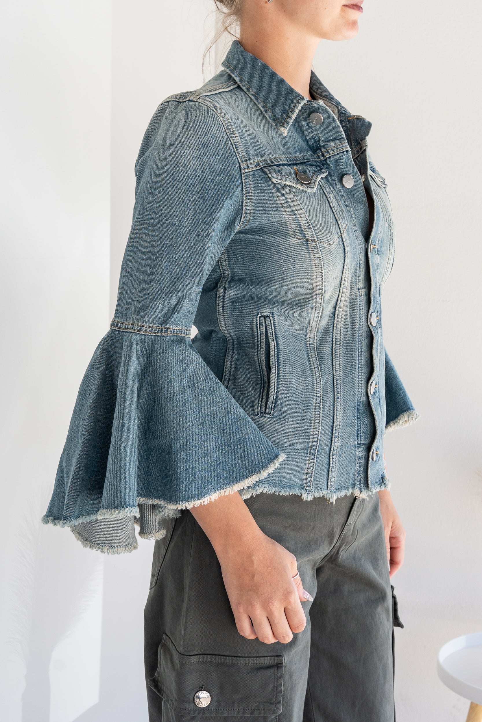 Jacket with wide sleeves