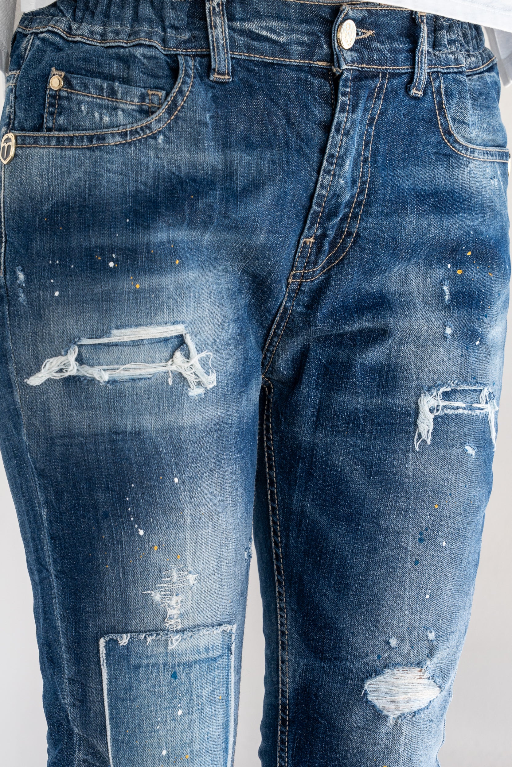 Jeans con fondo stretto