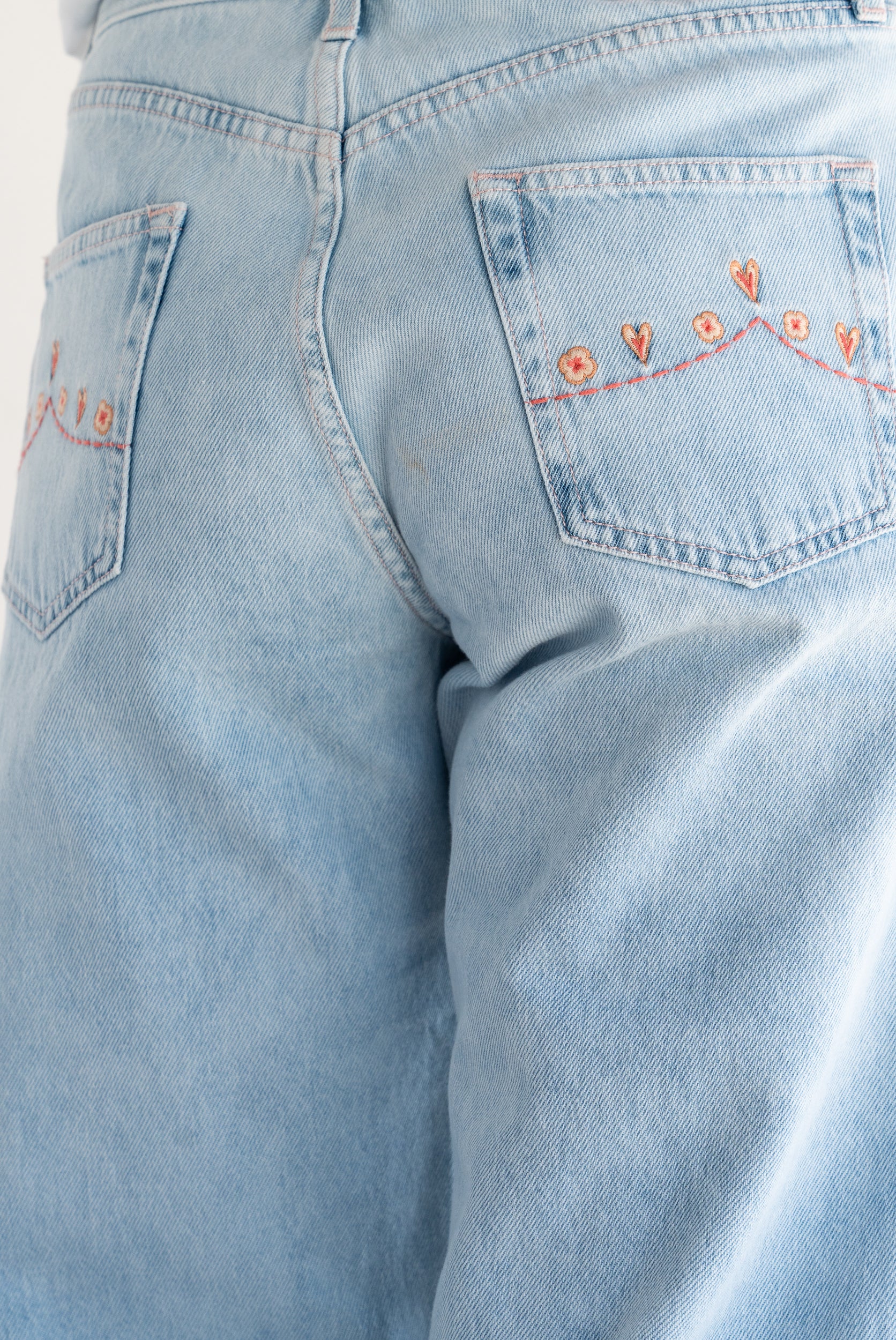 Jeans con ricami