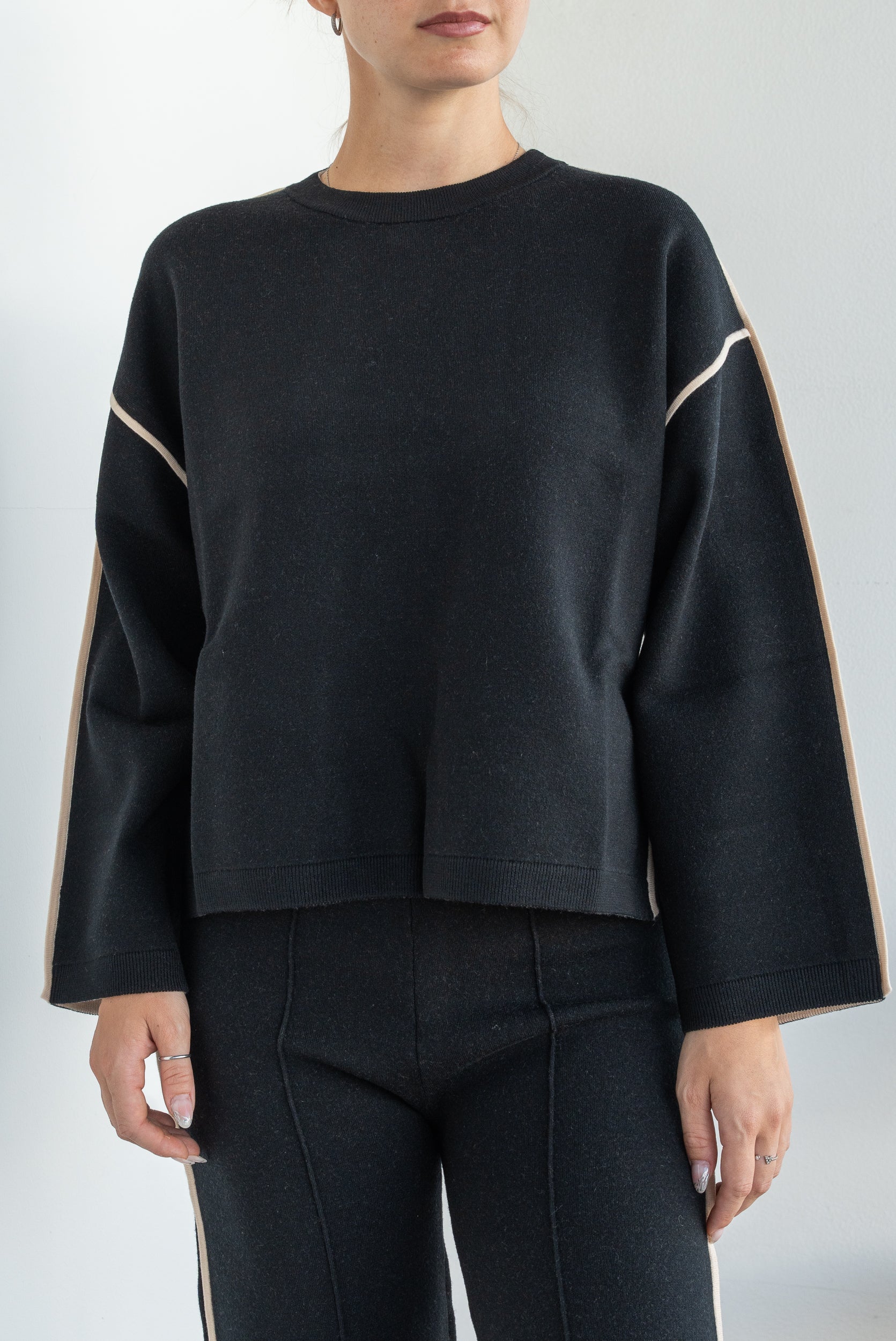 Sweater with contrasting edges