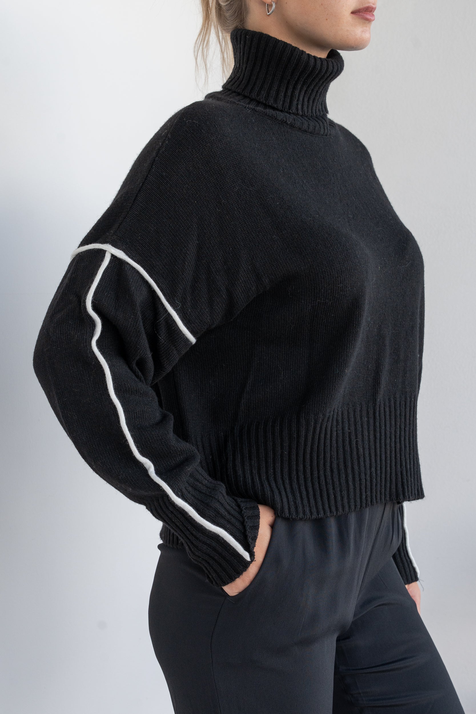 Sweater with contrasting lines