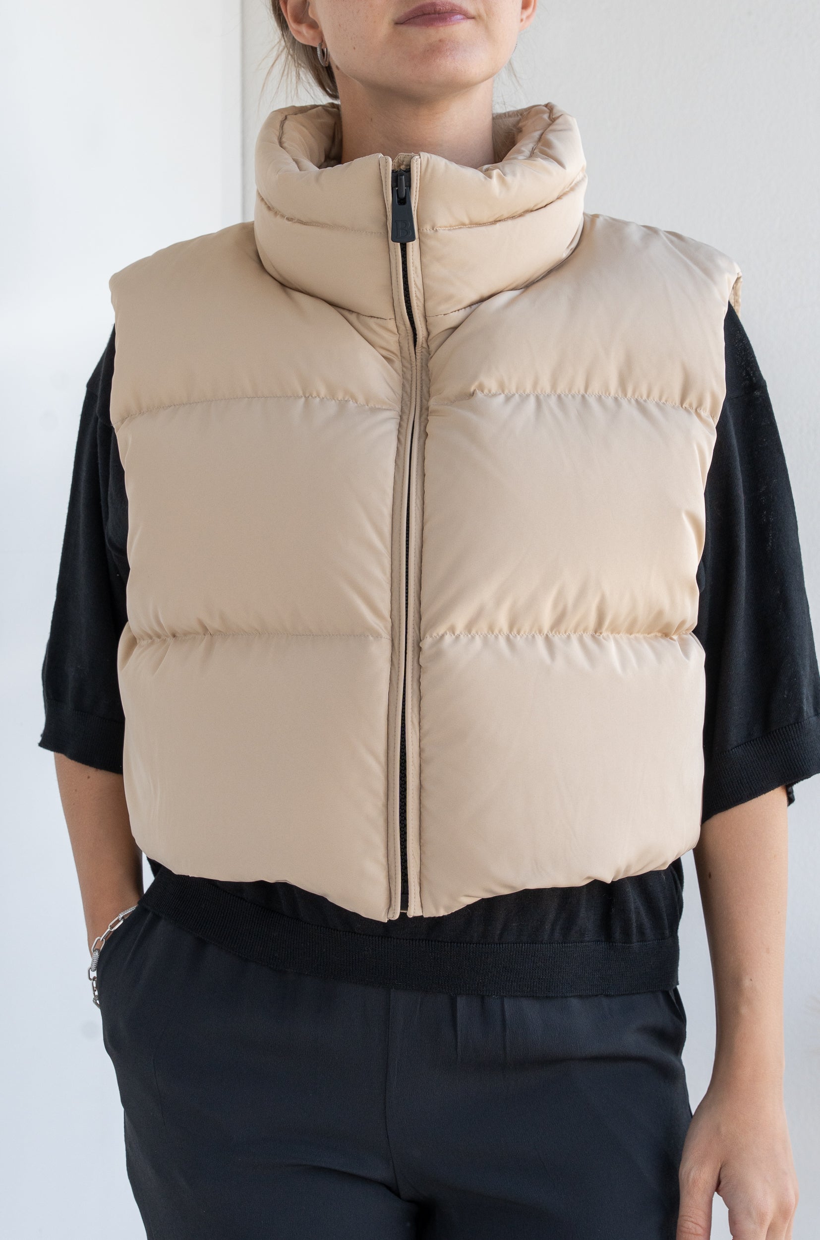 Sleeveless down jacket