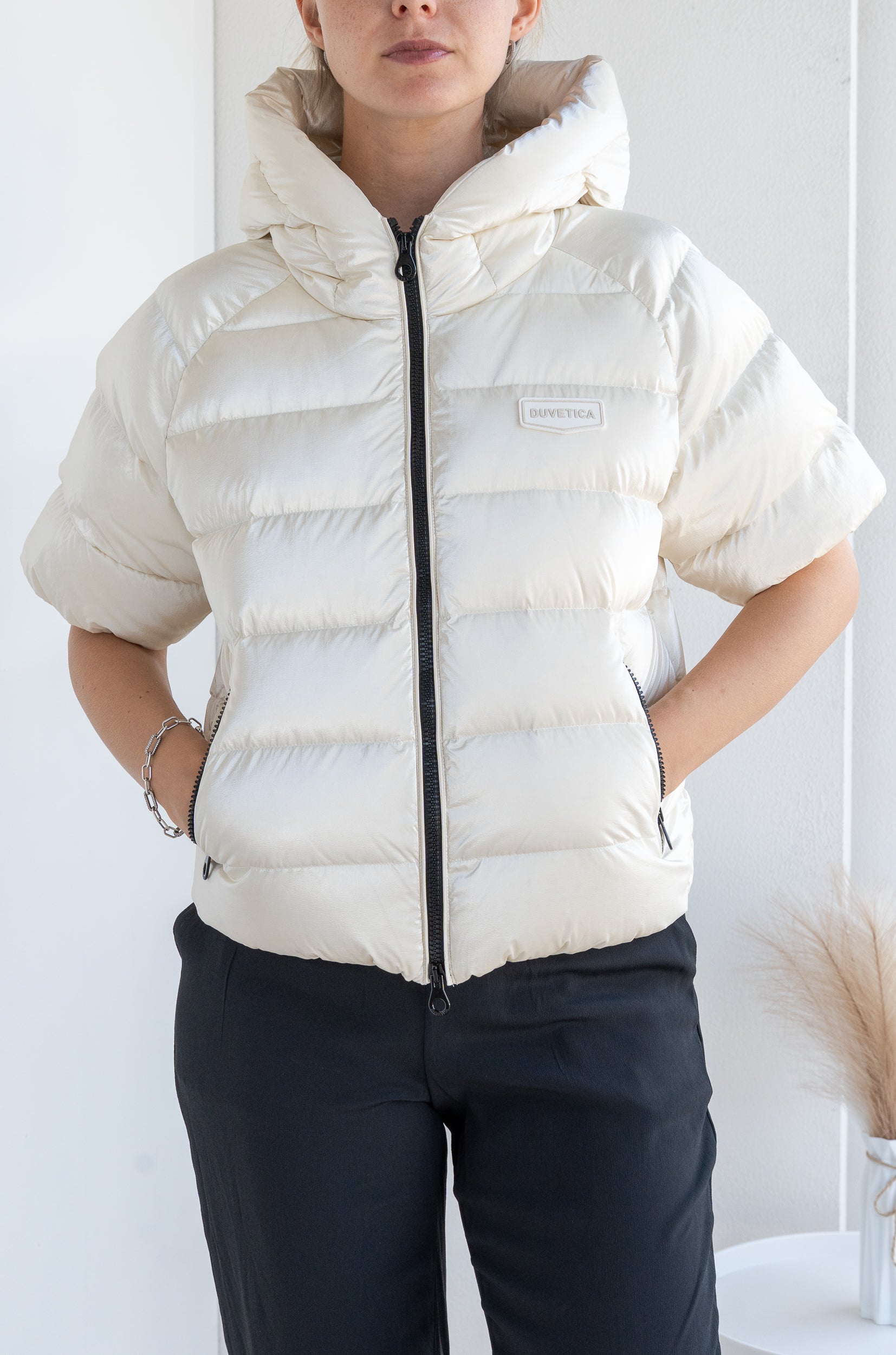 Half-sleeved down jacket