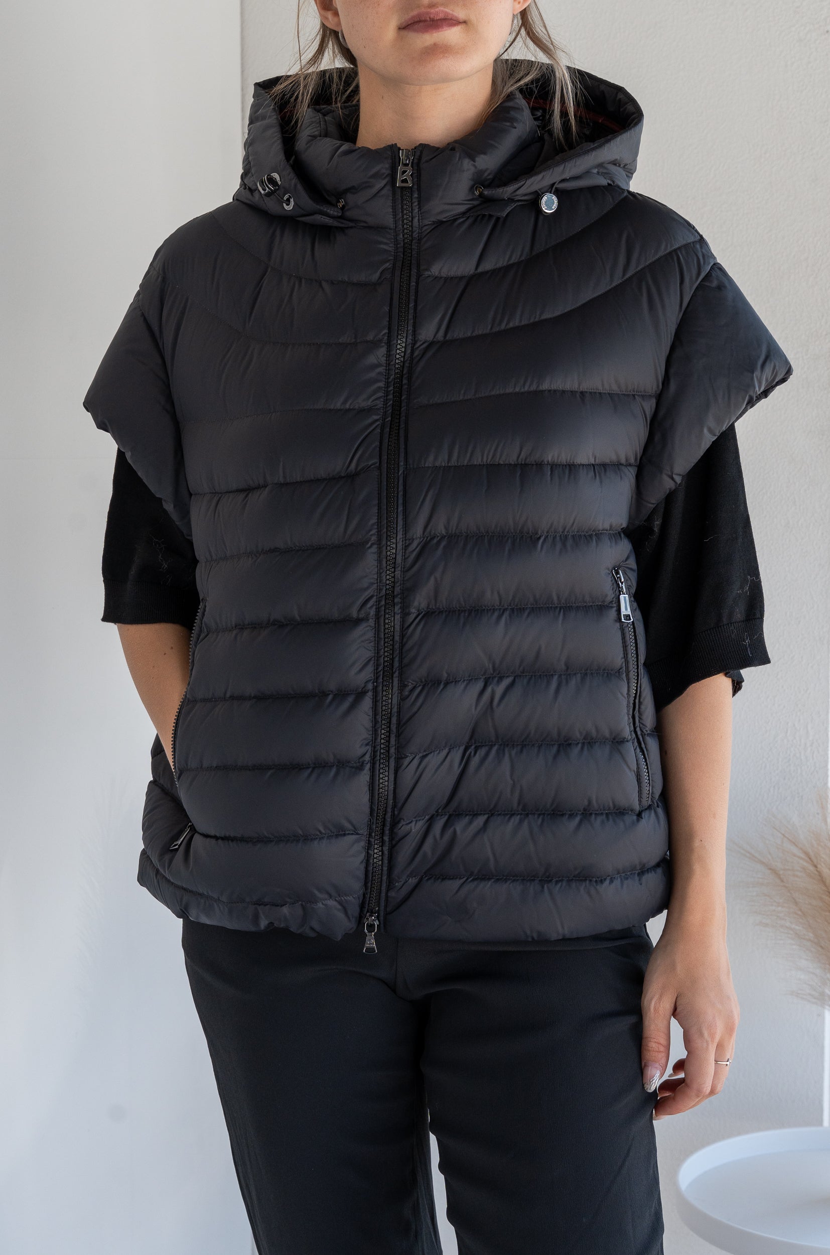 Short-sleeved down jacket