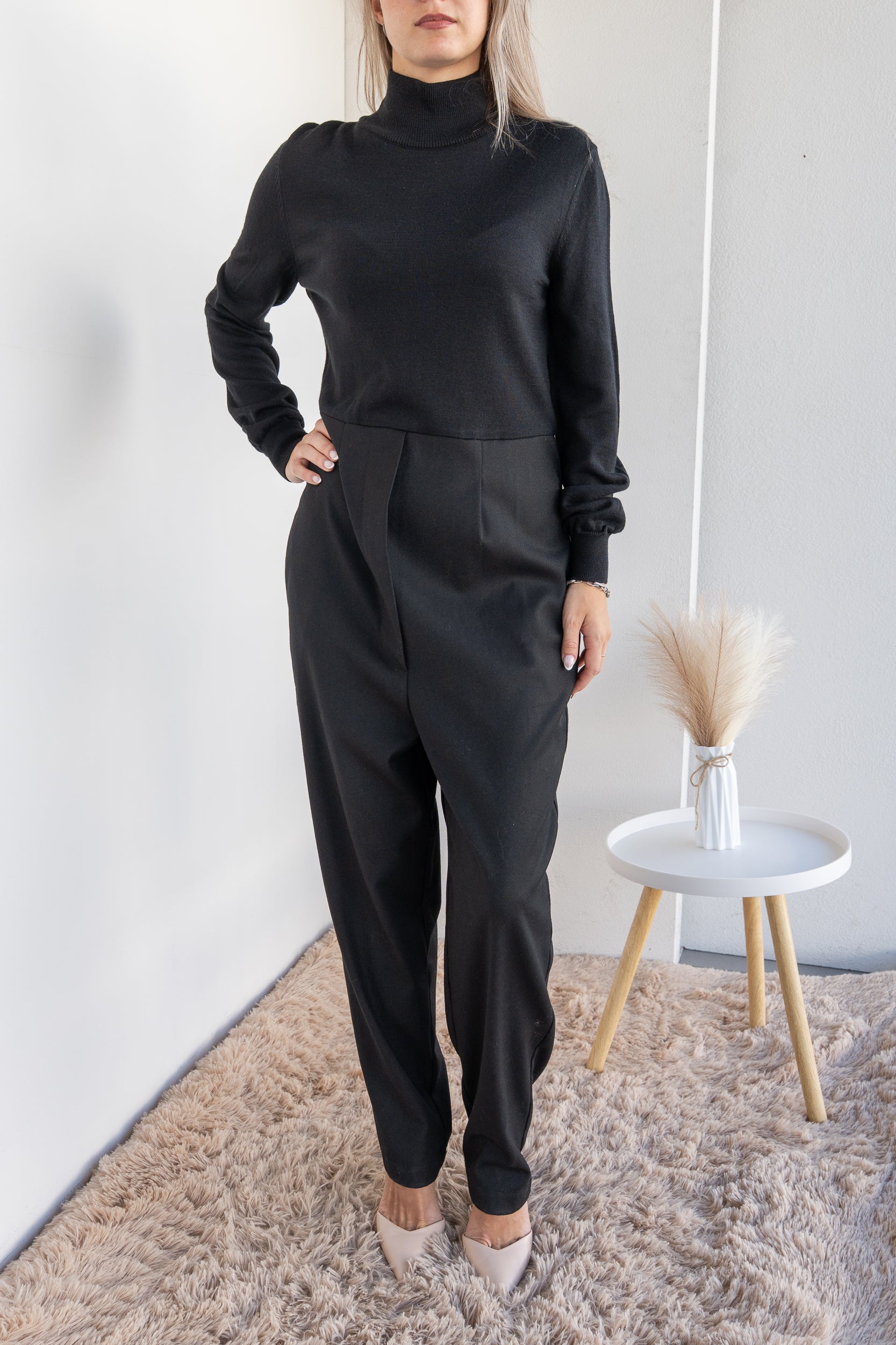 One-piece suit