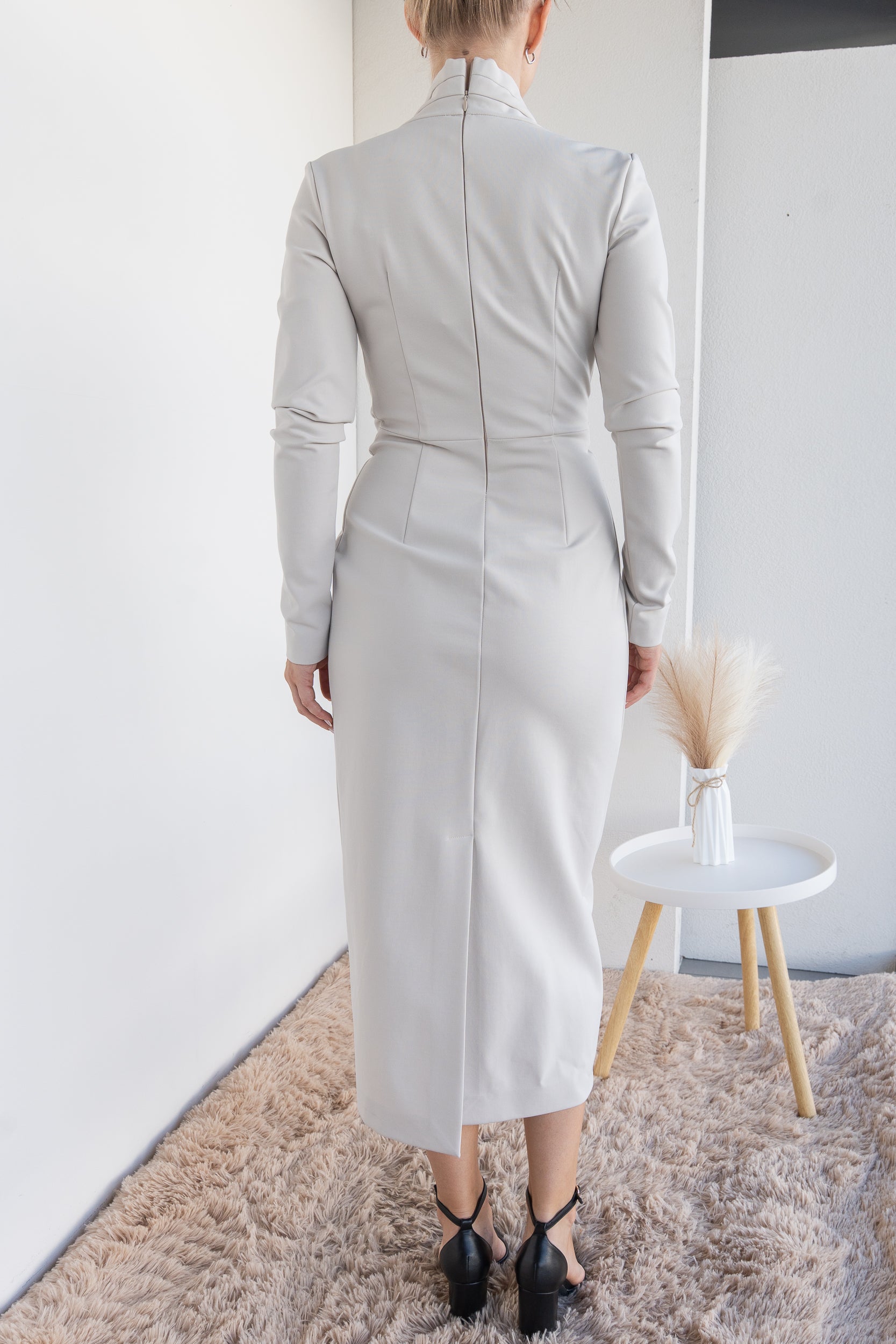 Longuette dress with drapes